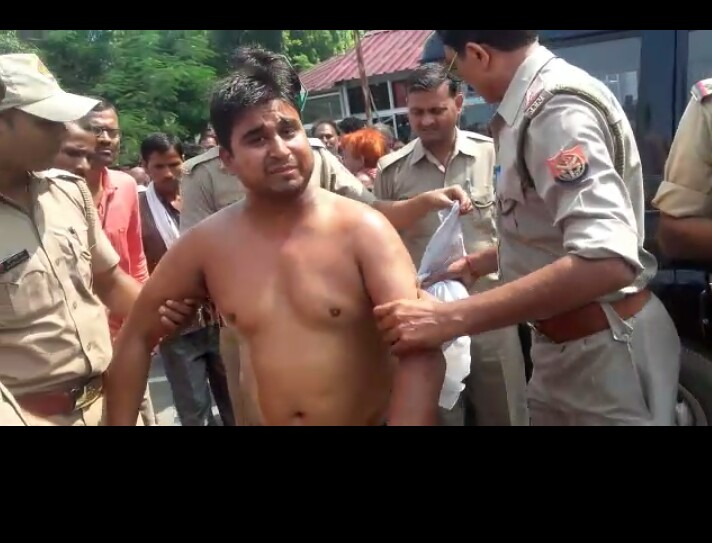 लखनऊ: मुख्यमंत्री आवास के सामने युवक ने किया आत्मदाह का प्रयास
