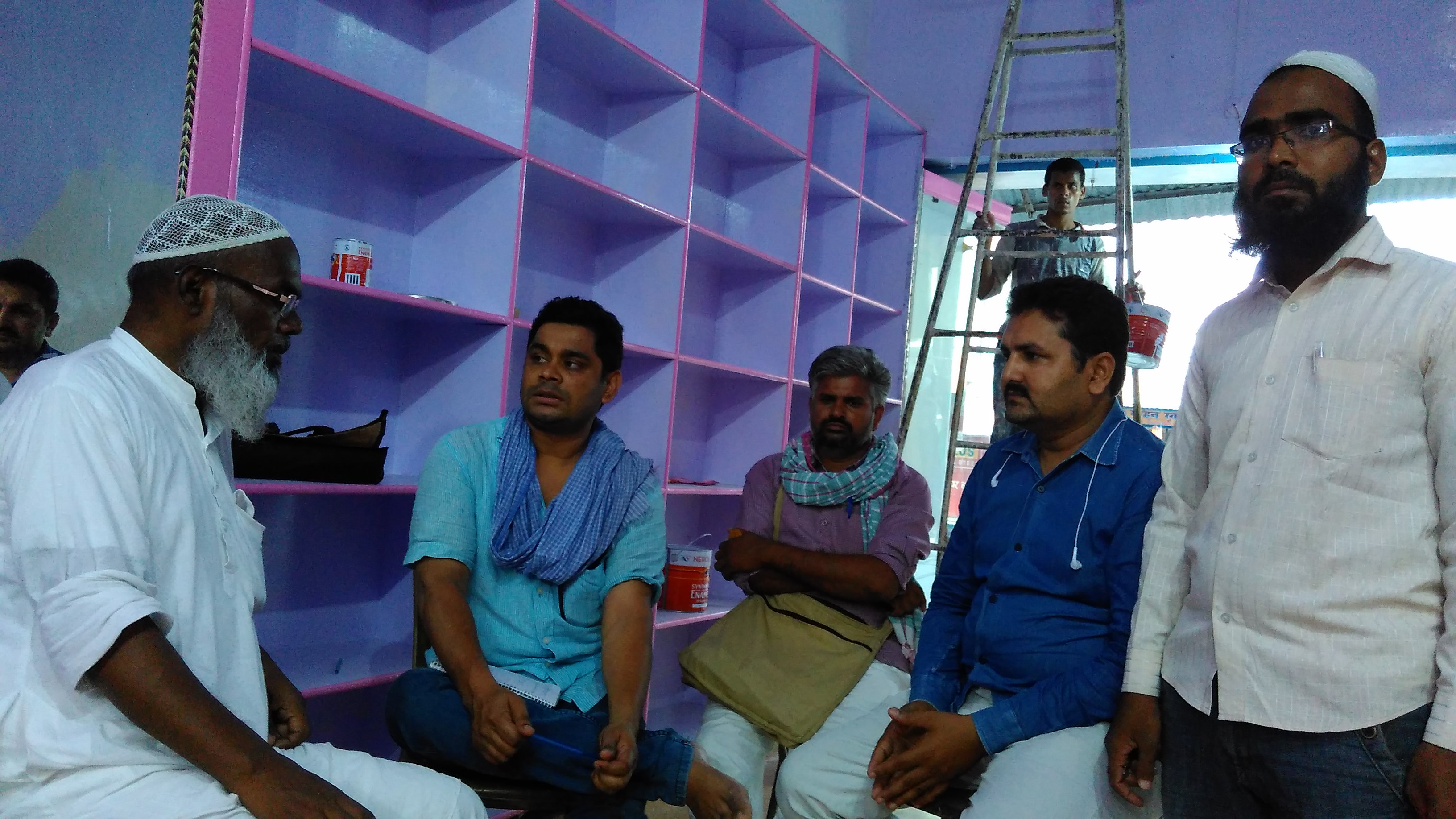 भाजपा विधायक  की मौजूदगी में सिकन्दपुर  दुकानों में हुई लूटपाट और आगजनी