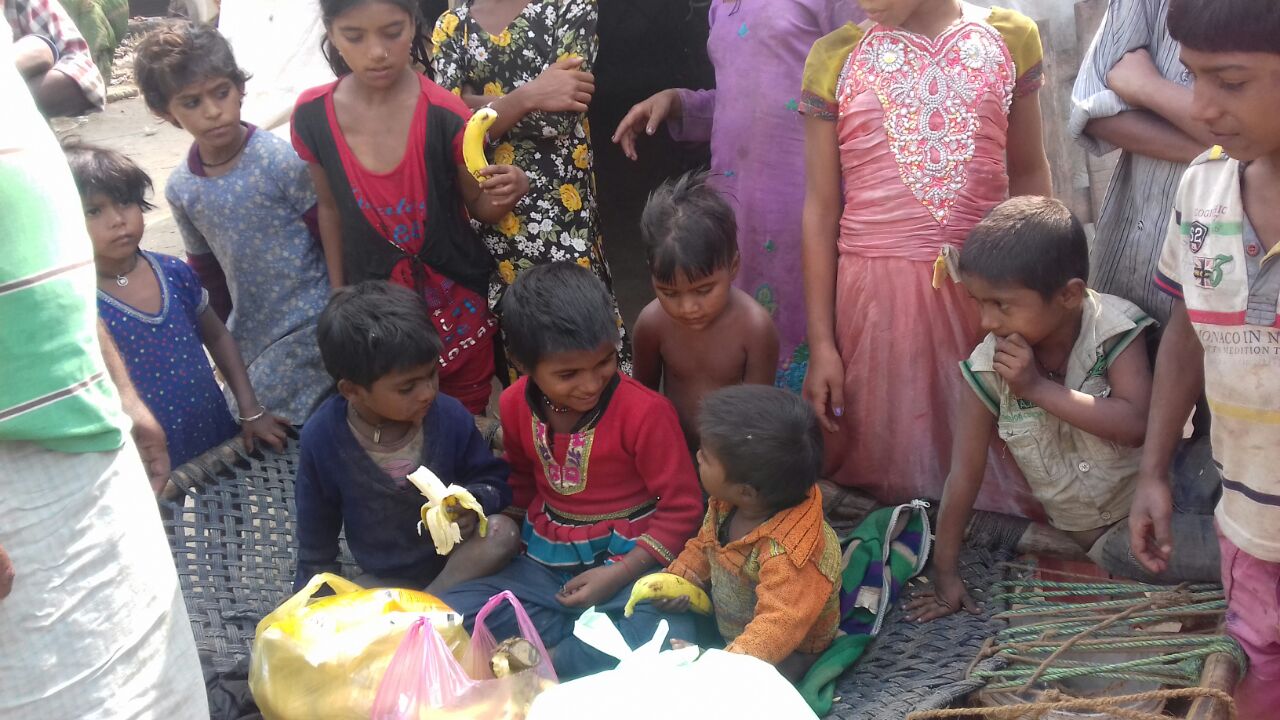 पूजा व उसके चार बच्चों मुस्कान,पूनम, एसान, और एक माह की नैना की मदद के लिए बढ़ाया हाथ