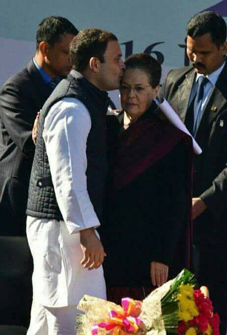 जब राहुल गांधी ने मां की पेशानी चूमी
